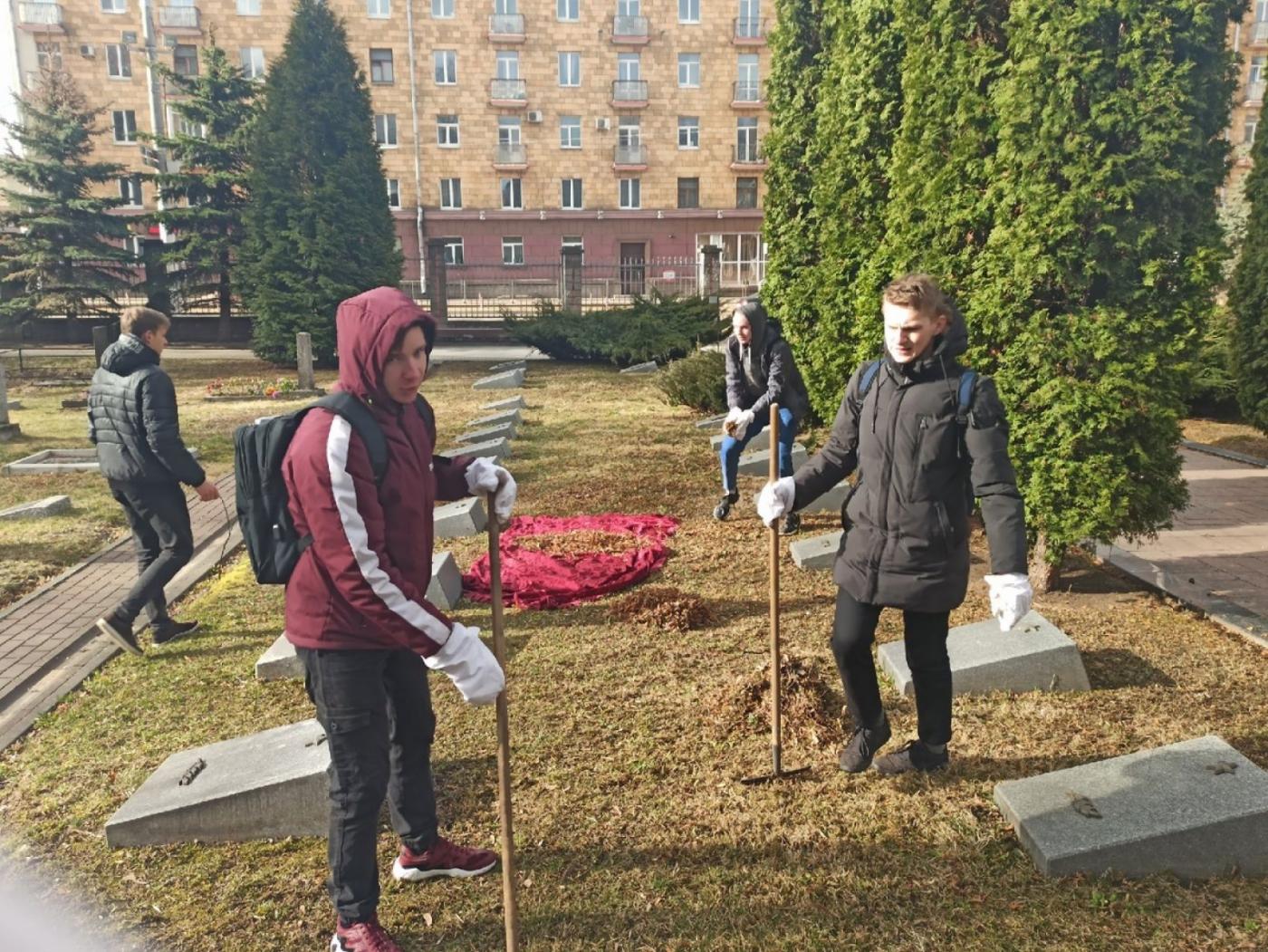 Субботник на военном кладбище